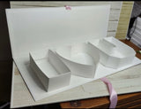 Caja Blanca armada con las letras I❤️U blanca con cinta de seda rosa