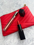 Set de cosmetiquero + sombra Glitter + labial en barra rojo marca Kosas